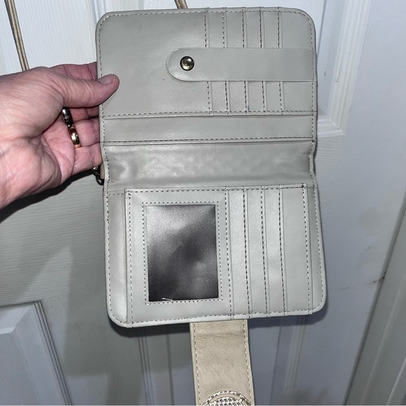 Elegant Tan Crossbody Bag - Picture 4 of 6